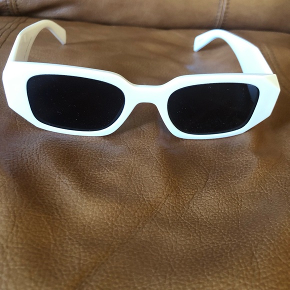 Mint condition Sunglass - Picture 5 of 6